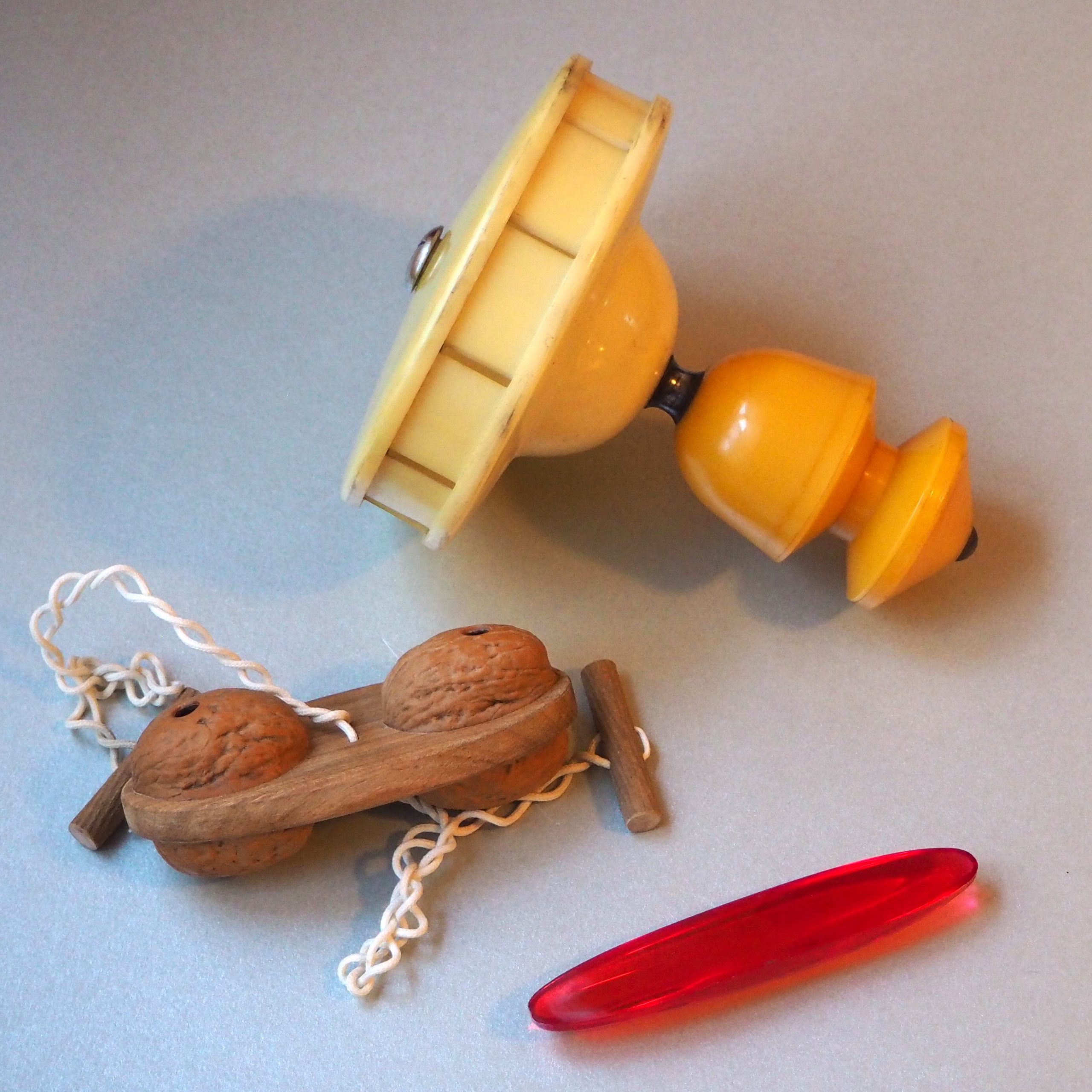 Ein chinesisches einsitiges Diabolo (Monobolo), eine Schnurre (Holz und Walnüsse) und ein Wackelholz (rattleback), allerdings aus Kunststoff