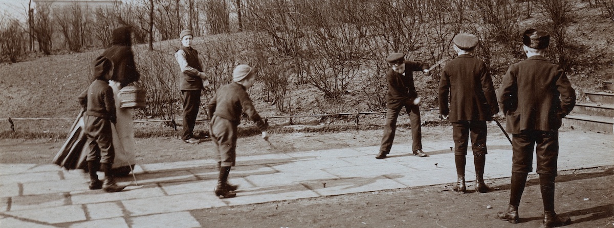 Postkarte Kreiselspiel 1906, Kinder im Park mit Peitschenkreiseln, Ausschnitt